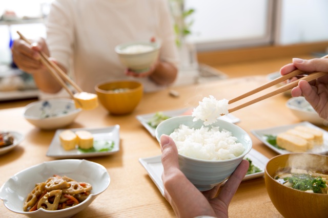 よく噛んで食べると効果的！若返りホルモン「パロチン」とは